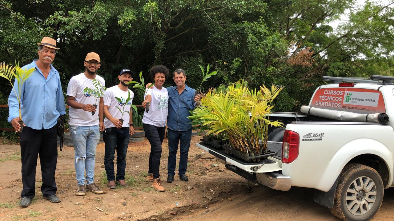 Projeto Viveiro Educador realiza plantio de mudas frutíferas com ajuda de alunos da Escola Clélia