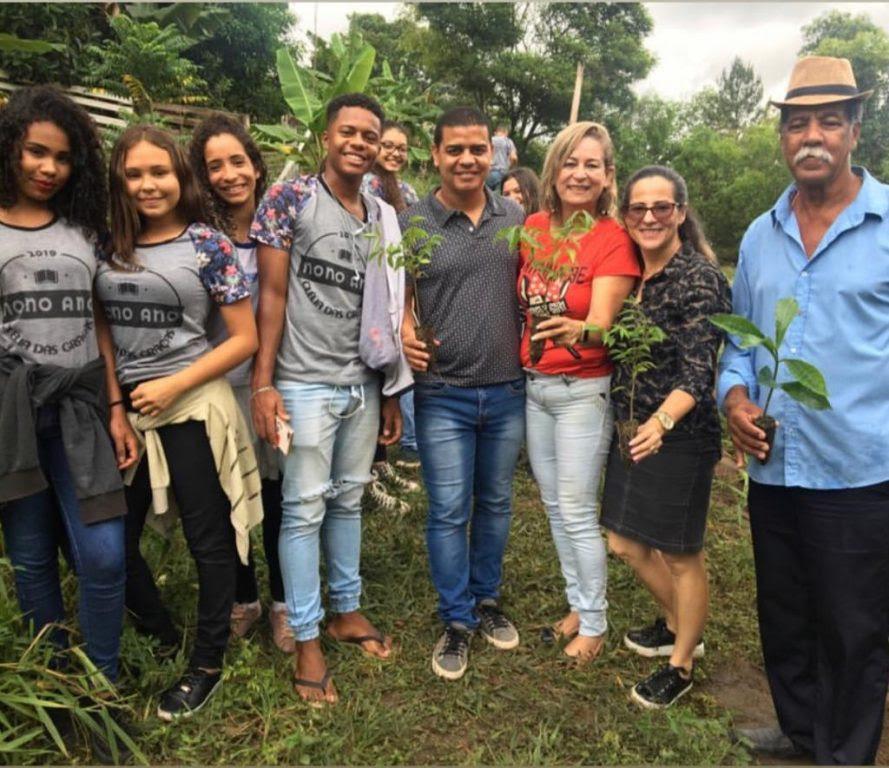 Projeto Viveiro Educador realiza plantio de mudas frutíferas com ajuda de alunos da Escola Clélia